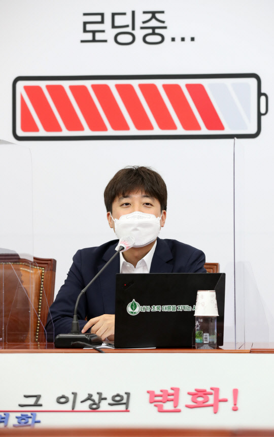 이준석 국민의힘 대표가 29일 오전 서울 여의도 국회에서 열린 최고위원회의에서 발언하고 있다.연합뉴스